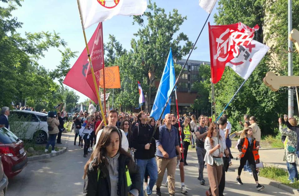 FOTO, VIDEO: Studenti krenuli peške iz Novog Sada na protest u Subotici
