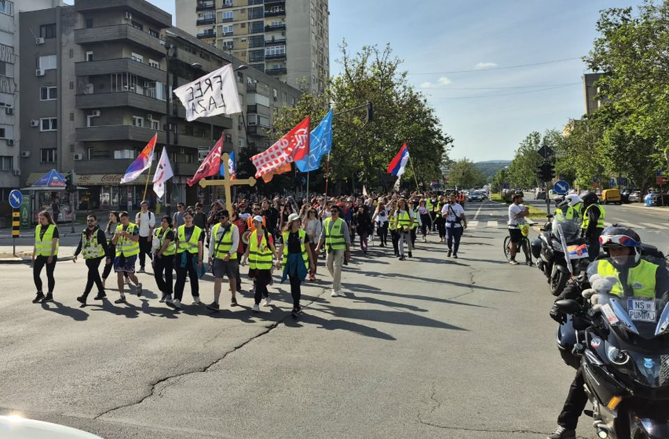 FOTO, VIDEO: Studenti krenuli peške iz Novog Sada na protest u Subotici