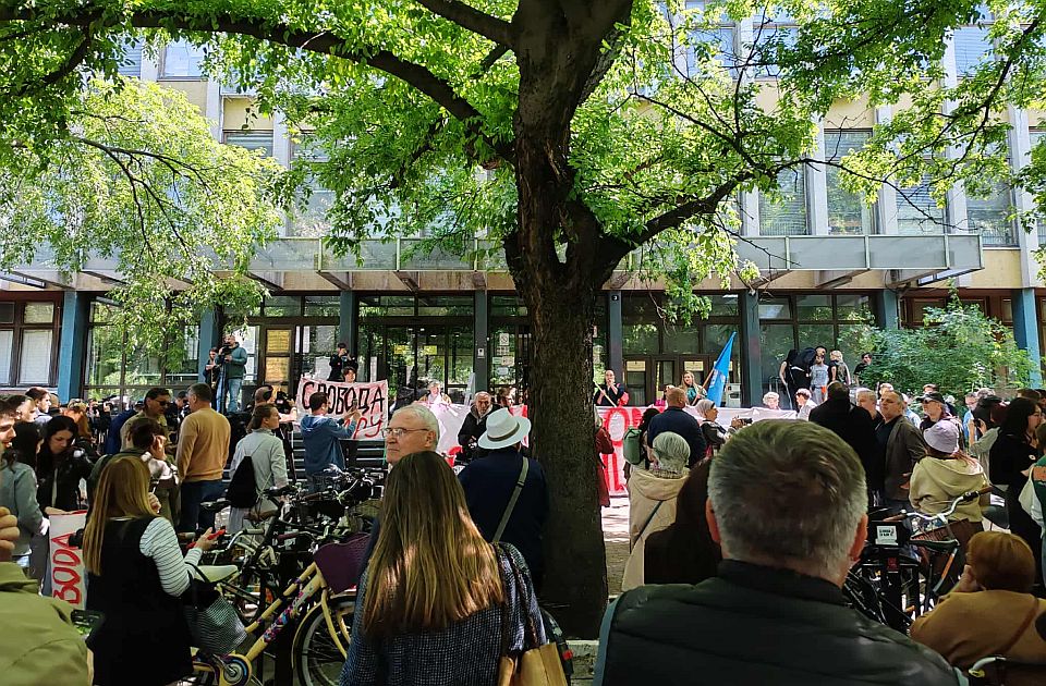 VIDEO Građani na protestu ispred novosadskog suda: Novi skup sutra u 7h