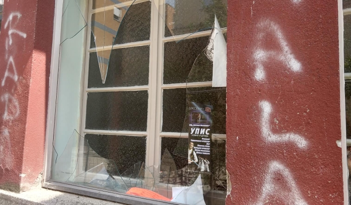 FOTO: Razbijen prozor na zgradi KUD "Svetozar Marković"