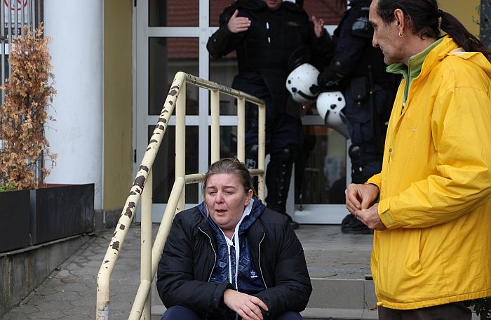 Iseljena porodica protestuje ispred novosadskog suda