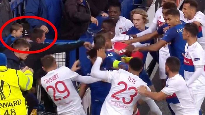VIDEO: Everton kažnjen zbog navijača koji se tukao s detetom u naručju