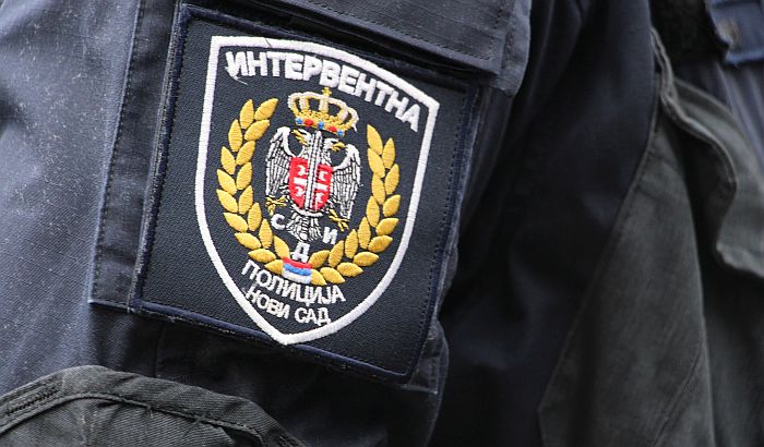 Novosađanin uhvaćen tokom krađe, napao policajca i lakše ga povredio