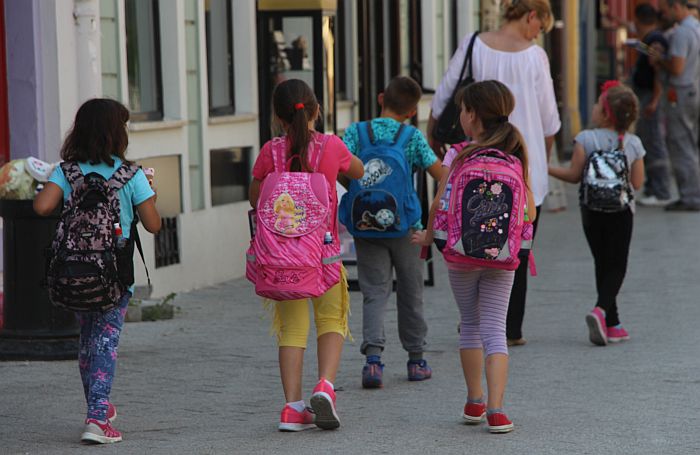 Kon: Moguće je da deca koja su bila u inostranstvu u školu krenu deset dana kasnije