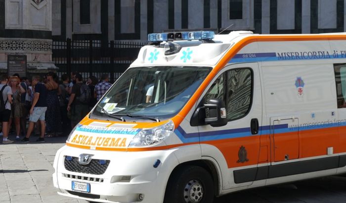 Italijanka koja ne veruje u koronu napala hitnu pomoć koja je prevozila osobu sa simptomima u bolnicu