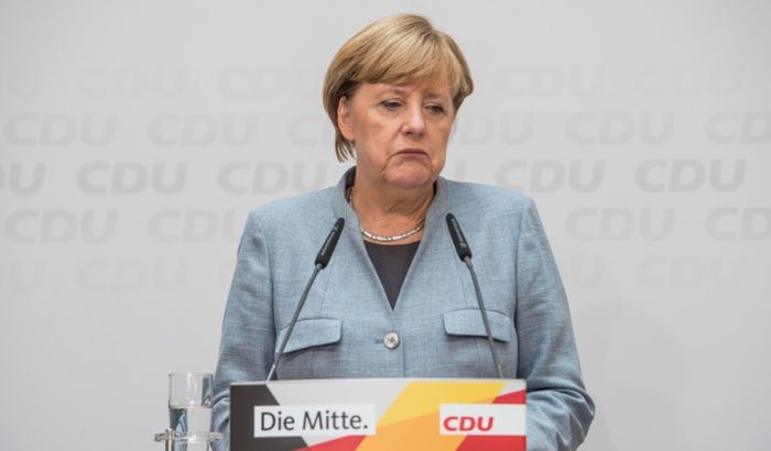 Merkel: Vakcinu među prvima dobijaju korisnici i zaposleni u domovima za stare
