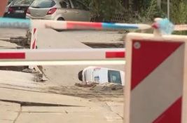 FOTO: Srušio se potporni zid na gradilištu u naselju Braće Jerković, automobil propao u rupu 