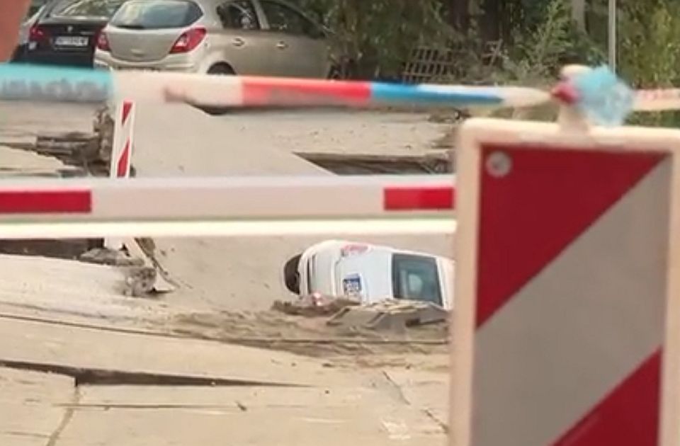 FOTO: Srušio se potporni zid na gradilištu u naselju Braće Jerković, automobil propao u rupu 