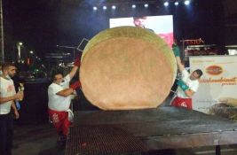 FOTO: Pljeskavica od 67 kilograma - oboren rekord na Roštiljijadi u Leskovcu
