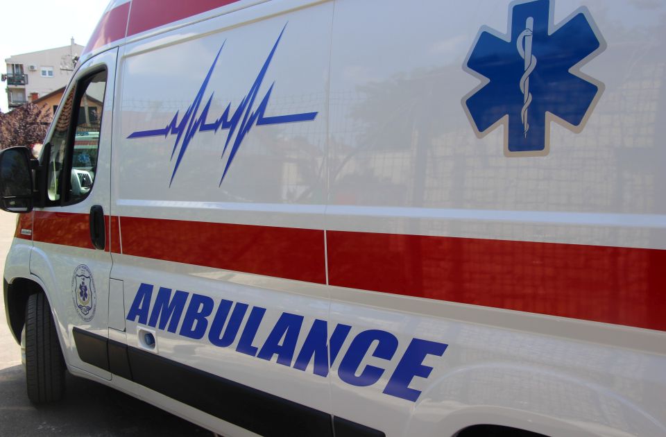Terenac izleteo iz kružnog toka na ulazu u Novi Sad, dvoje mladih povređeno