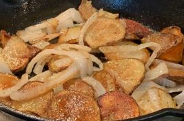 Nekad je jednostavno i najbolje: Krompir pečen sa orasima i lukom