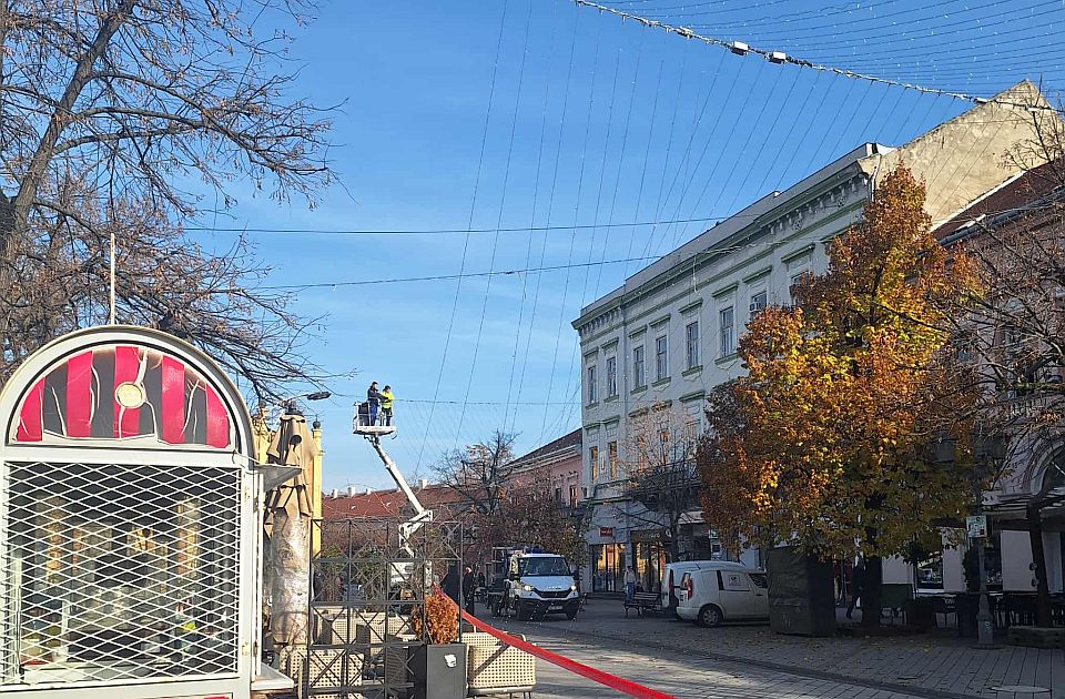 Postavlja se novogodišnja rasveta u centru Novog Sada