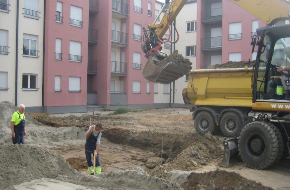 FOTO: Sređuje se okolina zgrade sa stanovima za izbegle u Veterniku 