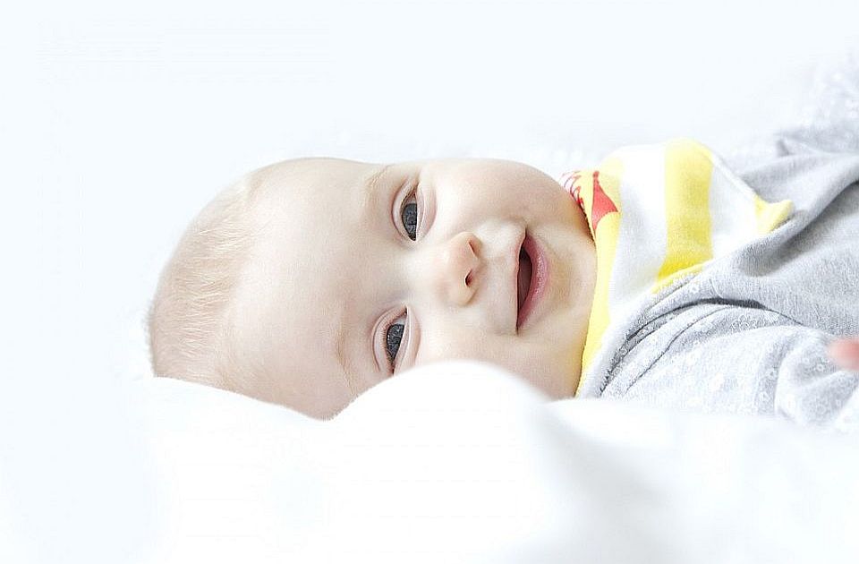 Tmuran ponedeljak doneo lepe vesti: U Novom Sadu rođeno 25 beba, među njima dva para blizanaca