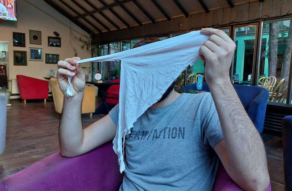Novosađanina napali zbog majice "Pun kural svega": Tražili da je skine, pa je pocepali