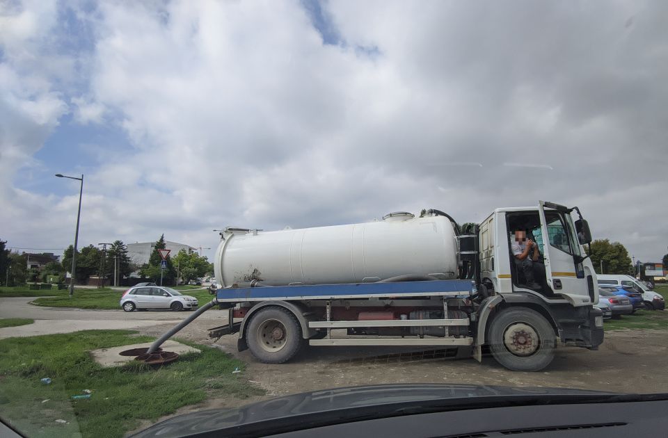 FOTO Za dobro jutro: Novosađanin zapazio cisternu iz koje "na divlje" teku fekalije u kanalizaciju