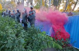 FOTO, VIDEO: Završen protest na Šodrošu, građani probili kordon i srušili ogradu, ima privedenih