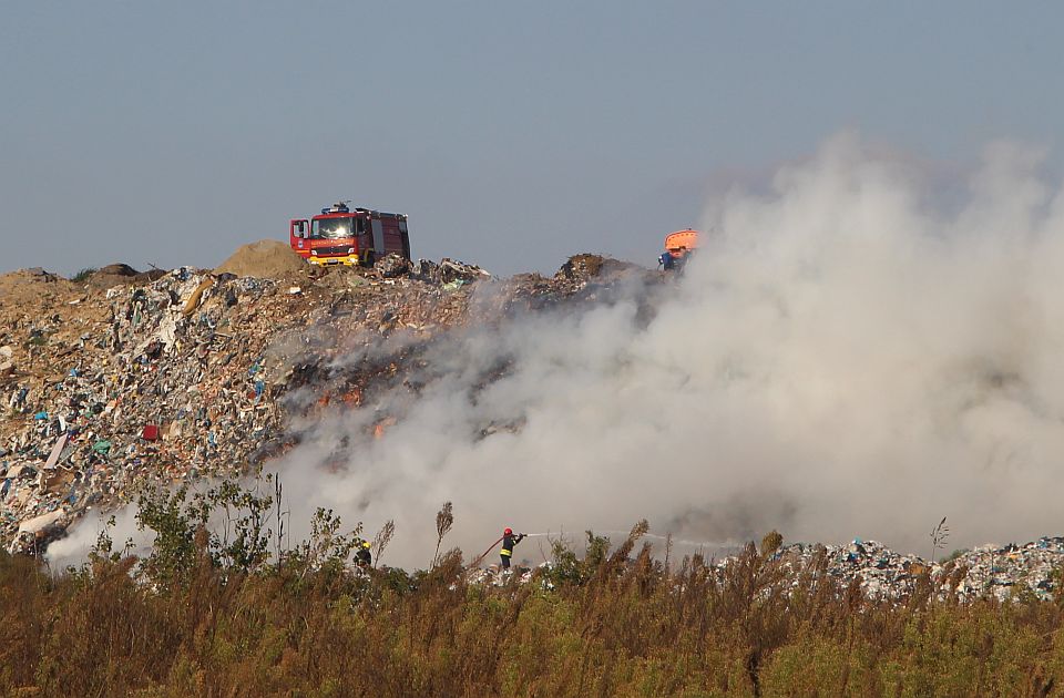 FOTO: Gori deponija u Novom Sadu, Klisa u magli od oblaka dima