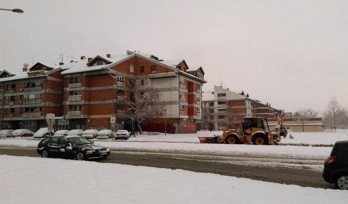 FOTO: Novi Sad zavejan, saobraćaj usporen i otežan