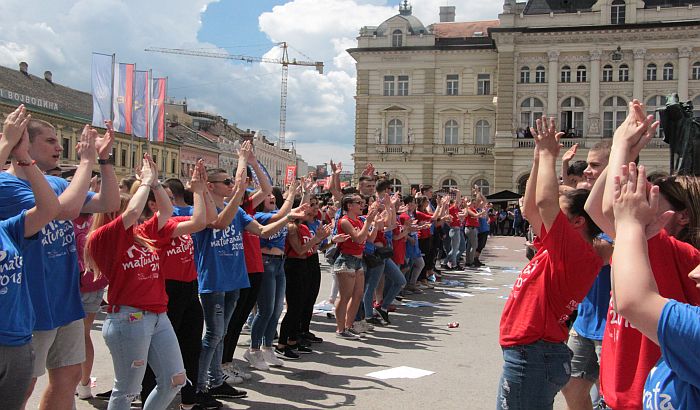 Ples maturanata u podne na platou Spensa