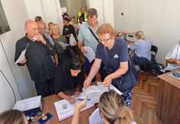 FOTO, VIDEO Novosađani i dalje strpljivo čekaju da daju potpis Studentskoj listi, na raspolaganju tri lokacije