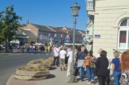 FOTO, VIDEO Ogroman red u Novom Sadu: Građani strpljivo čekaju da daju potpis Studentskoj listi