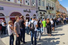 FOTO, VIDEO Ogroman red u Novom Sadu: Građani strpljivo čekaju da daju potpis Studentskoj listi