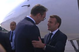 Francuski portal o susretu Makrona i Vučića: Francusko-srpski zagrljaji u veoma napetoj atmosferi