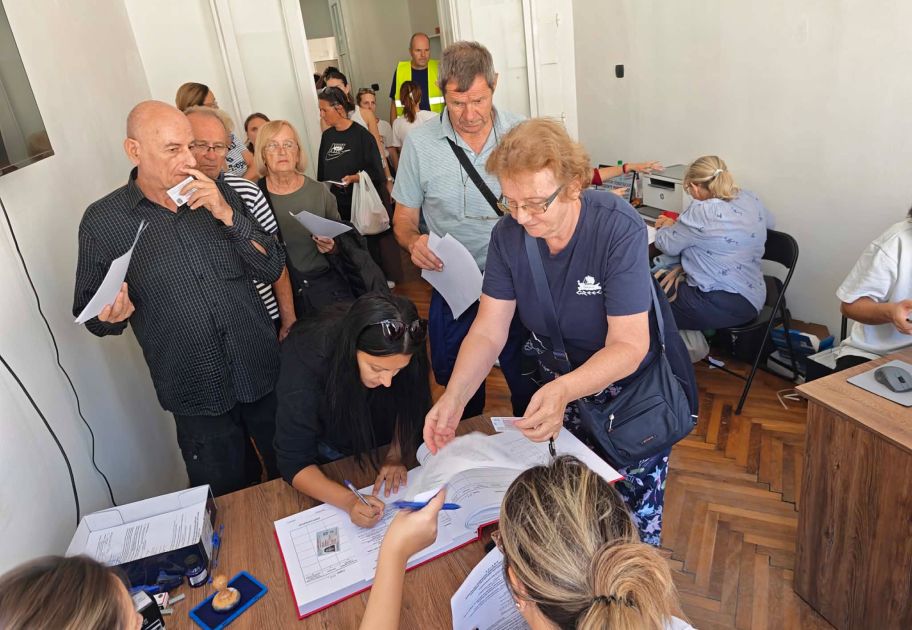 FOTO, VIDEO Novosađani i dalje strpljivo čekaju da daju potpis Studentskoj listi, na raspolaganju tri lokacije