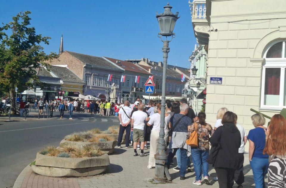 FOTO, VIDEO Ogroman red u Novom Sadu: Građani strpljivo čekaju da daju potpis Studentskoj listi