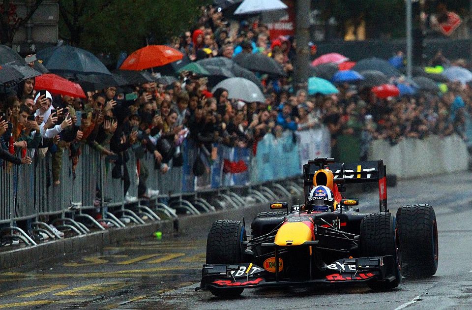 FOTO: Spektakl za ljubitelje Formule 1: Kultard vozio Red Bulov bolid po ulicama u centru Beograda 