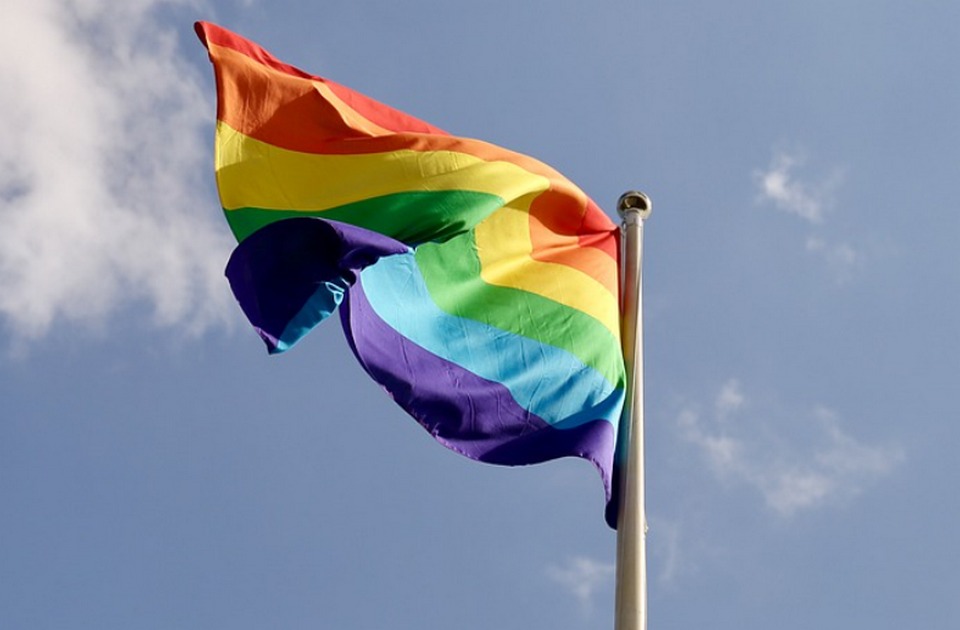 VIDEO: LGBTQ+ zastava na jarbolu ispred Pozorišta mladih u Novom Sadu