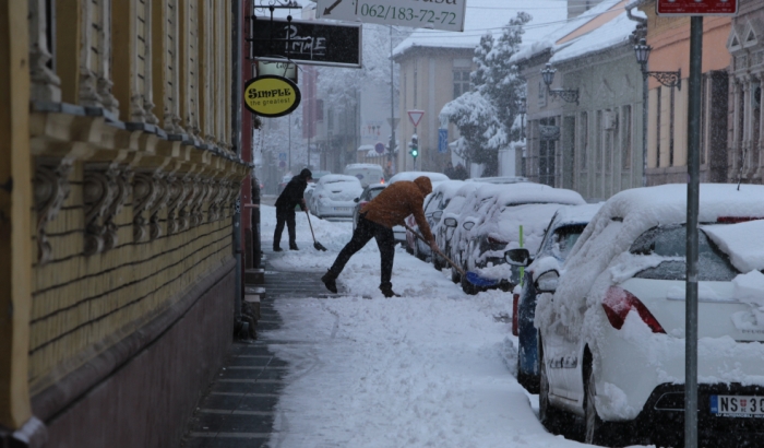 FOTO: Sneg otežao saobraćaj, zimske službe na ulicama Novog Sada
