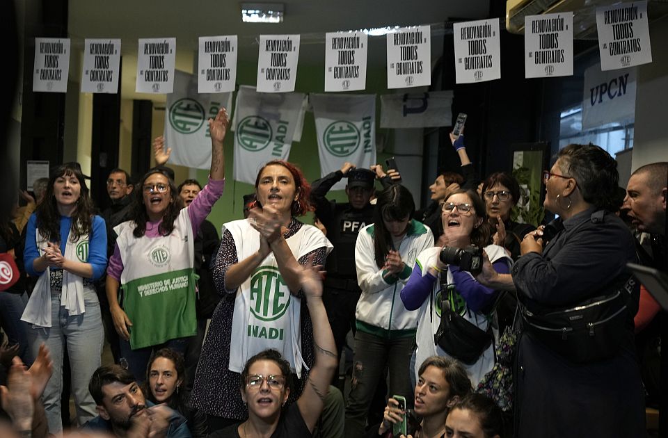 FOTO, VIDEO: Argentina otpustila 15.000 državnih službenika, oni upali na svoja bivša radna mesta