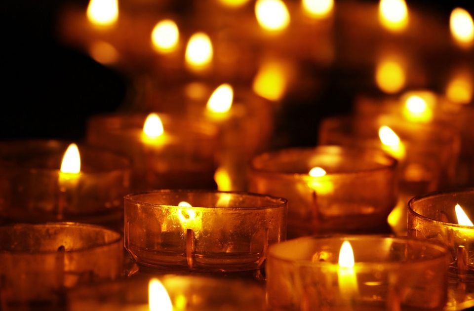Građani u Boru donose cveće i pale sveće, potraga za telom devojčice i dalje traje