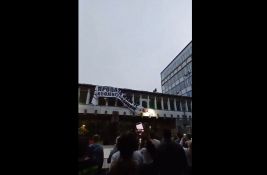 VIDEO: Građani Kule skinuli i zapalili transparent 