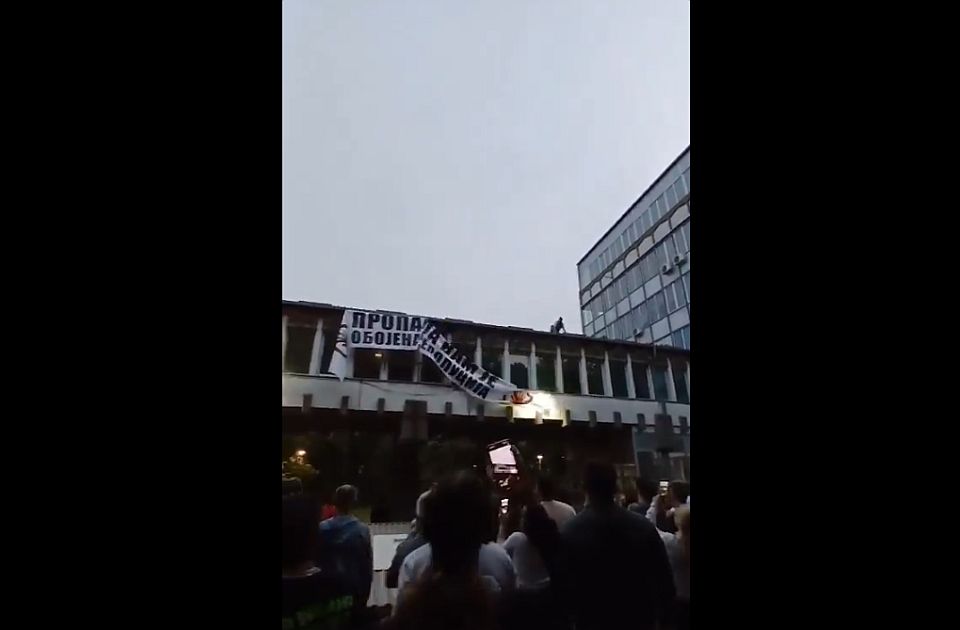 VIDEO: Građani Kule skinuli i zapalili transparent 