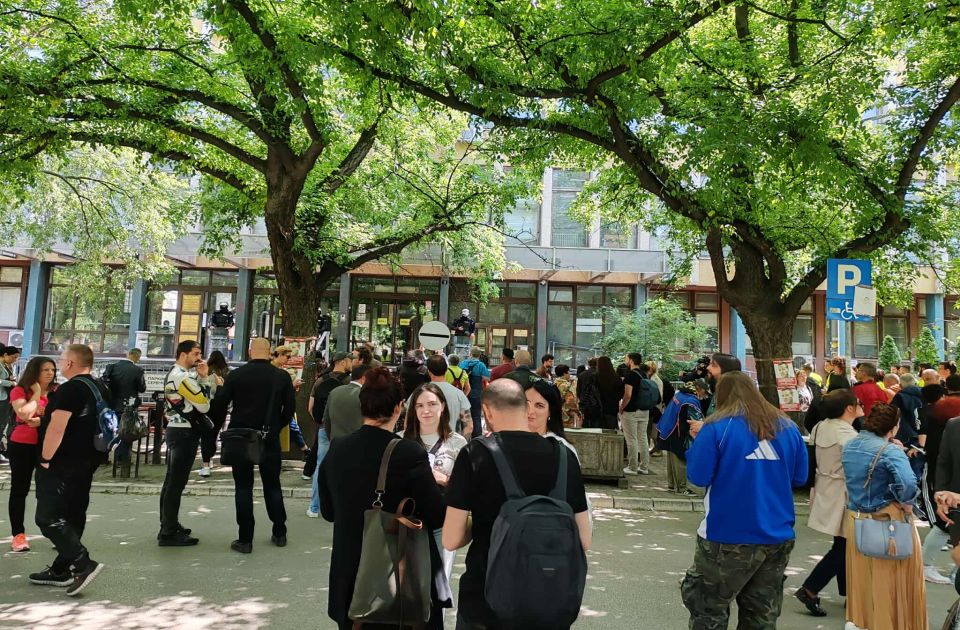 VIDEO Ponovo blokiran novosadski sud: Sud kaže da će žalba biti rešena 