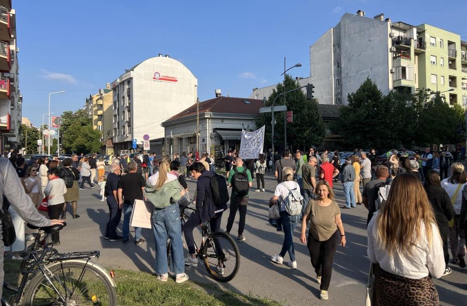 FOTO, VIDEO U toku 30 minuta blokade 30 raskrsnica u Novom Sadu: Traže se izbori za mesne zajednice FOTO, VIDEO U toku 30 minuta blokade 30 raskrsnica u Novom Sadu: Traže se izbori za mesne zajednice