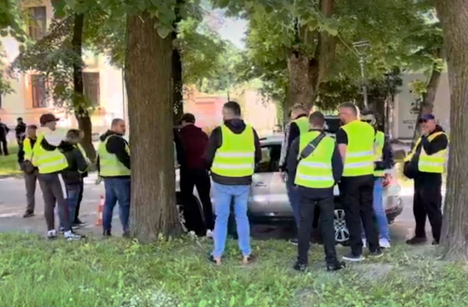 Kula: Oko 150 ljudi raspoređeno kod opštine, na zgradi transparent "Propala vam obojena revolucija"
