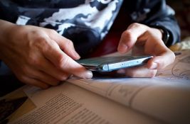 Škola u Osečini zabranila mobilne telefone učenicima
