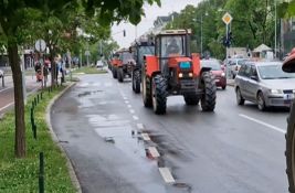 Poljoprivrednici se parkirali ispred Gradske kuće u Zrenjaninu 
