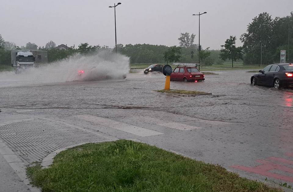 FOTO, VIDEO: Nevreme u Novom Sadu, poplavljene ulice