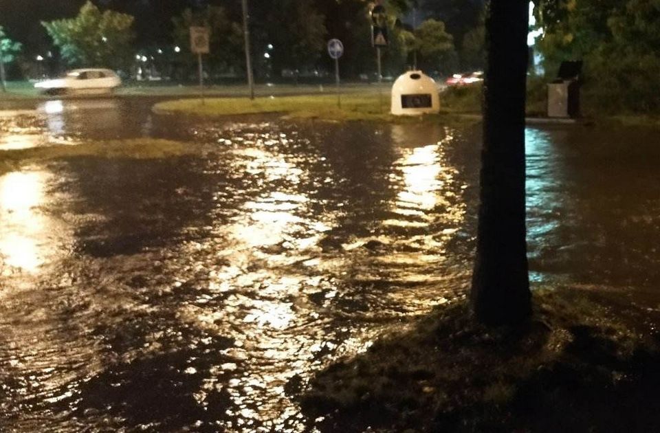 Policajci izvukli dve porodilje iz automobila i prevezli ih u Betaniju