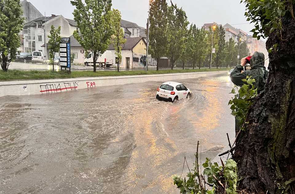 FOTO Novosađanin zaplovio po ulicama: "Čamcem plovim sam po Klisi"