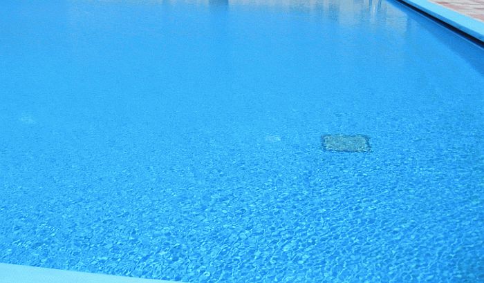  Muškarac preminuo na bazenu u Nišu