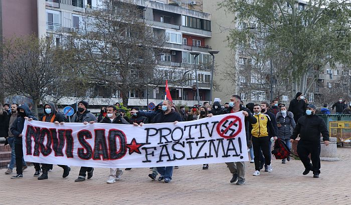 FOTO, VIDEO: Održan protest "Novi Sad protiv fašizma", policija udaljila učesnike "kontramitinga" sa keja