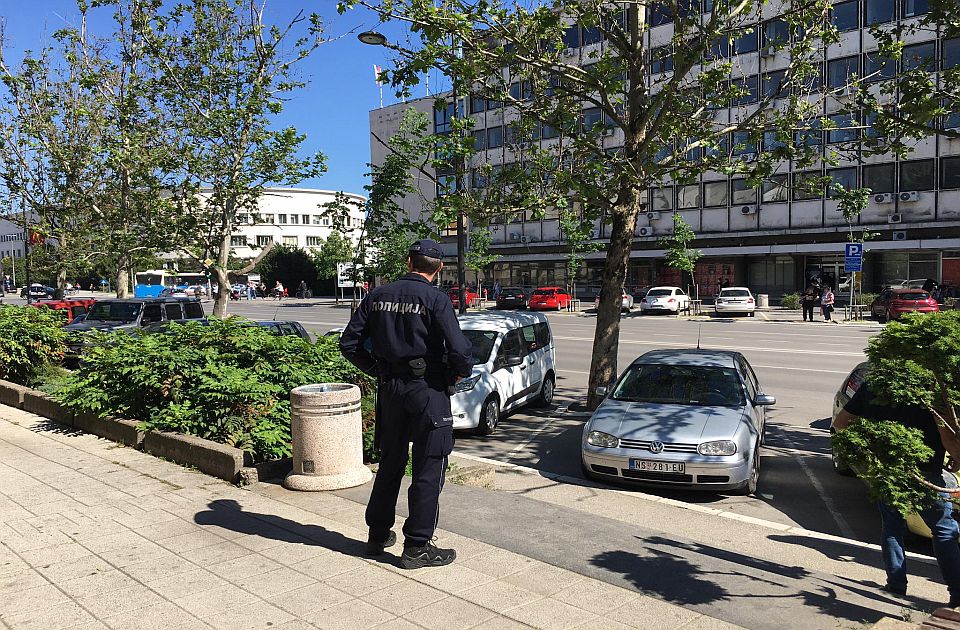 FOTO: Pretučen muškarac ispred kafića na Bulevaru Mihajla Pupina