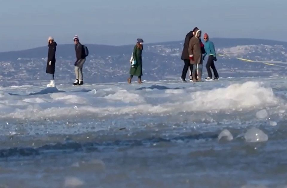 VIDEO Zaledio se Balaton: Jezero pretvoreno u klizalište
