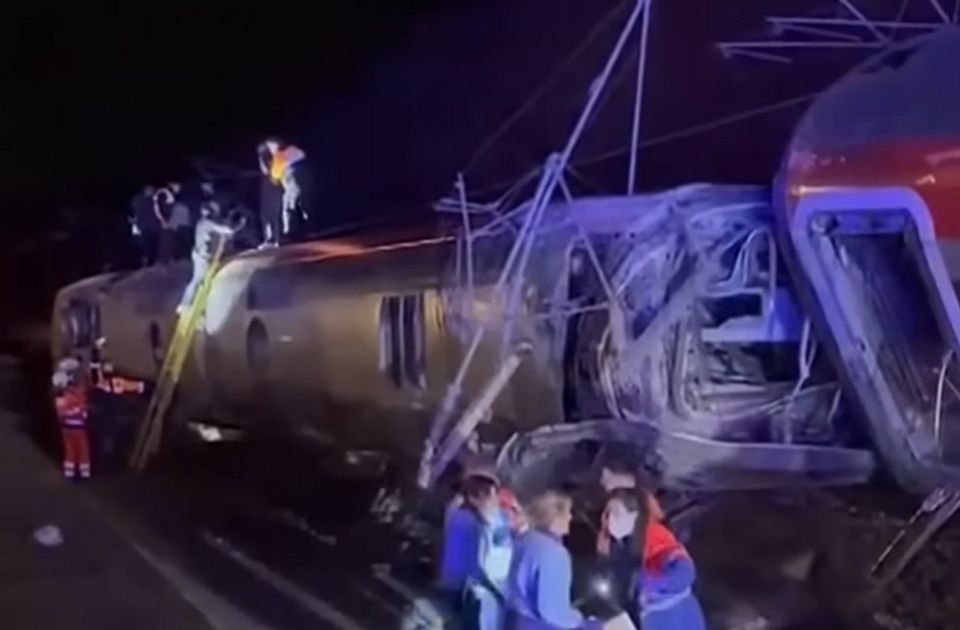 VIDEO Voz iskočio iz šina i sudario se sa drugim vozom u Španiji: Najmanje 24 mrtvih